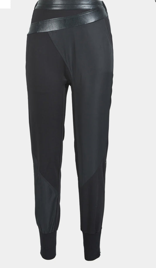 Hose , Schwarz mit Bündchen