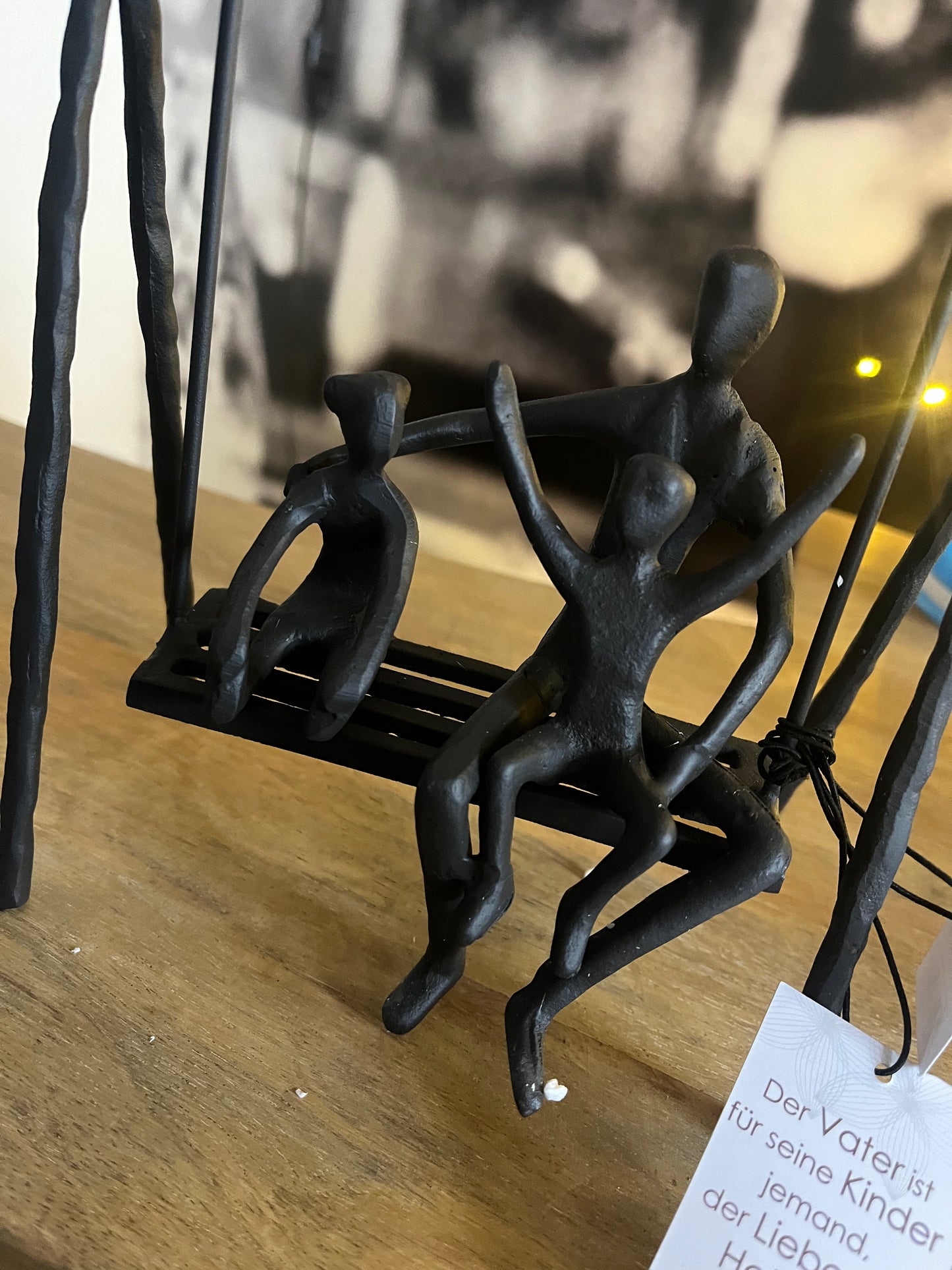 Skulptur, Vater mit Kindern auf Schaukel