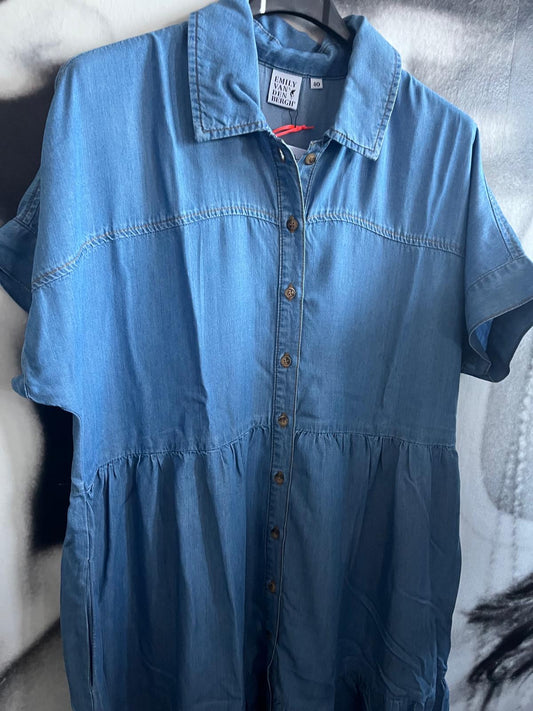 Kleid , Jeanslook, Emily van den Bergh