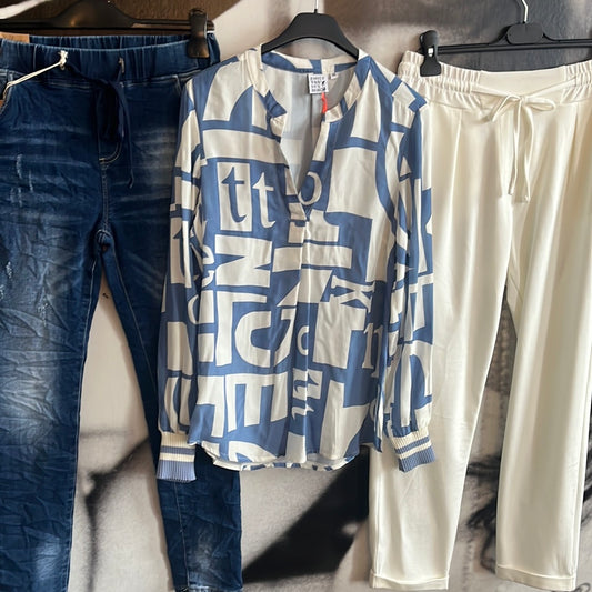 Bluse , Blue Letters, Emily van den Bergh /