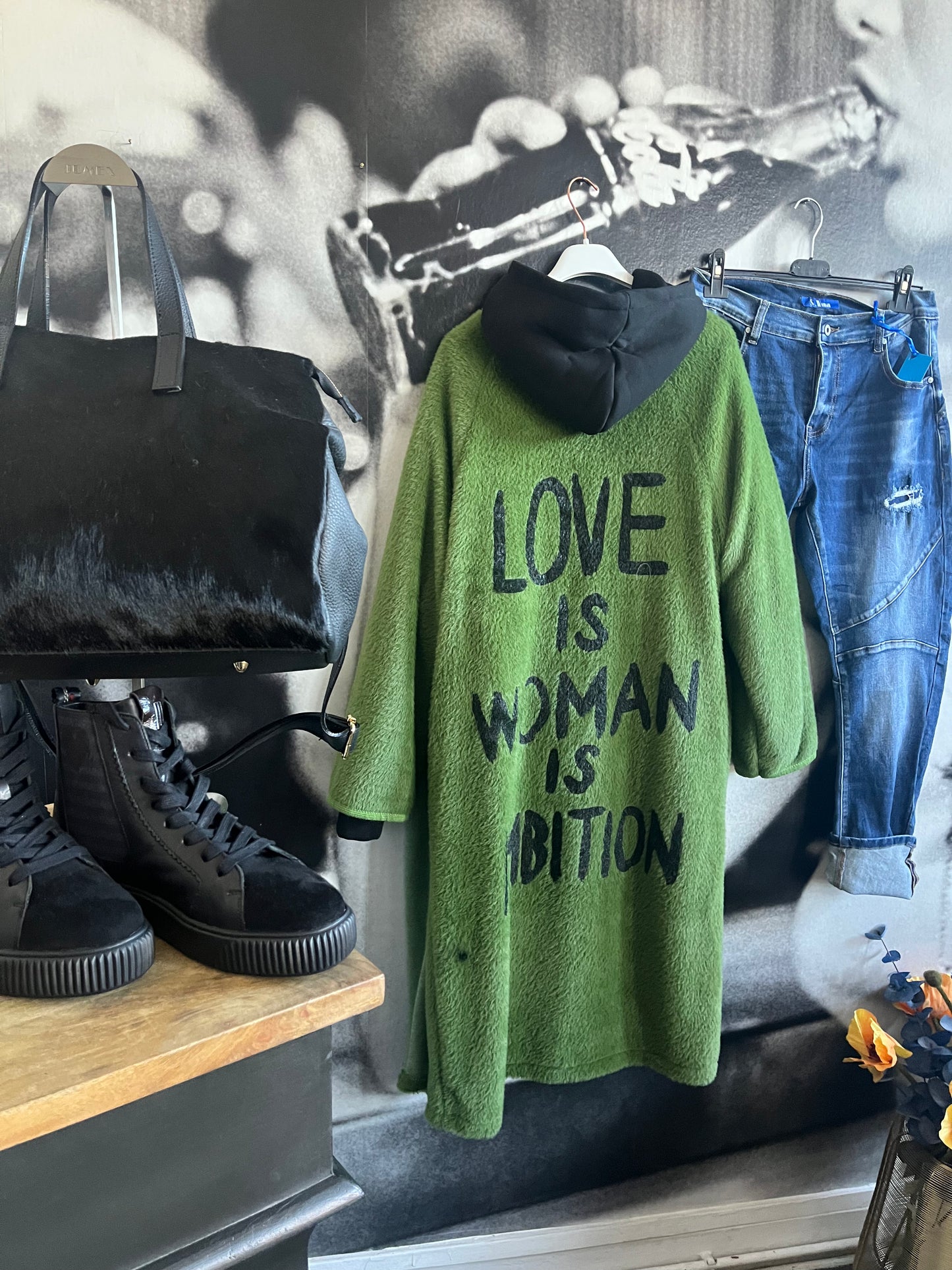 Mantel, Lang, Love is Woman…