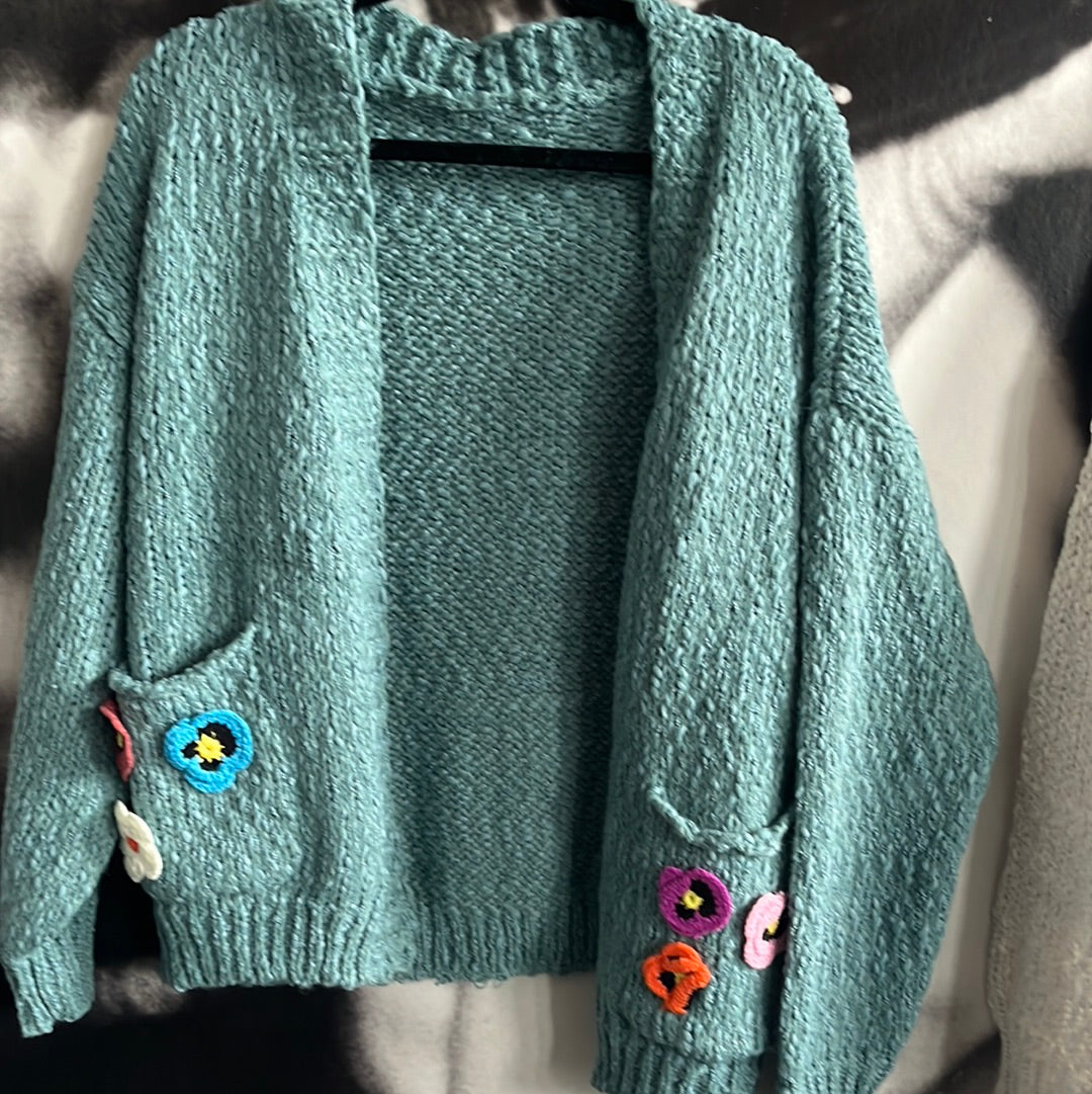 Strickjacke , kurz mit Blümchen