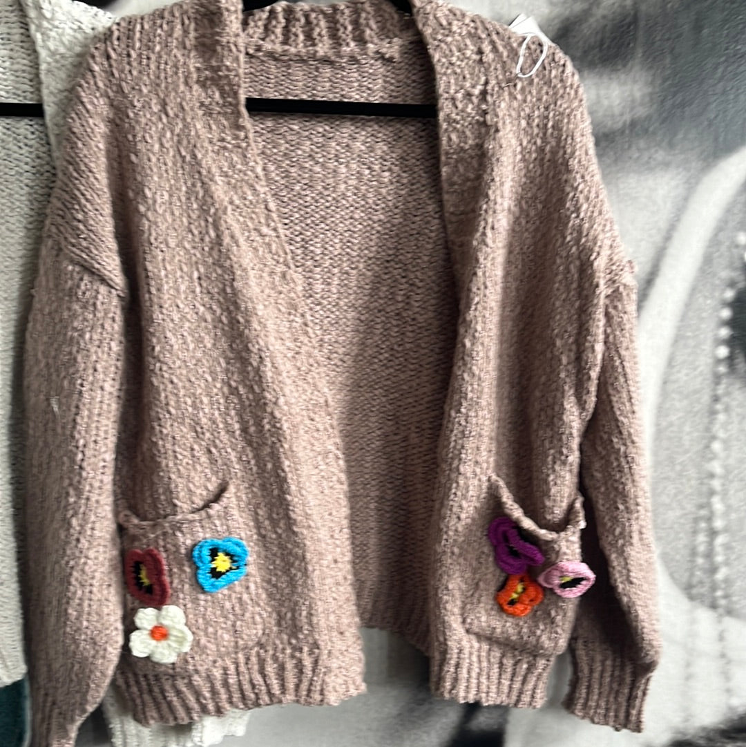 Strickjacke , kurz mit Blümchen