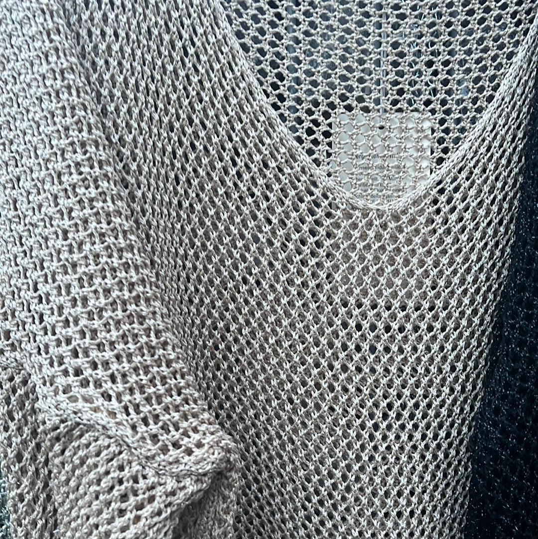 Strickpulli mit Lochmuster