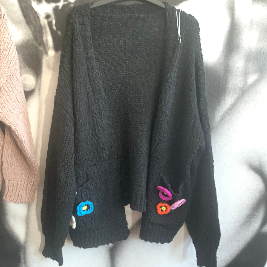 Strickjacke , kurz mit Blümchen