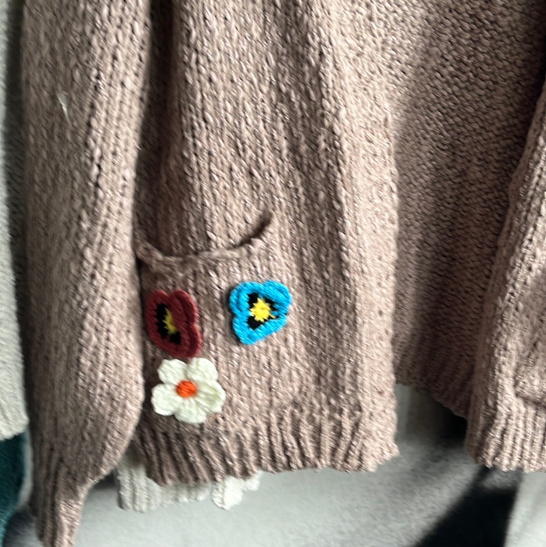 Strickjacke , kurz mit Blümchen