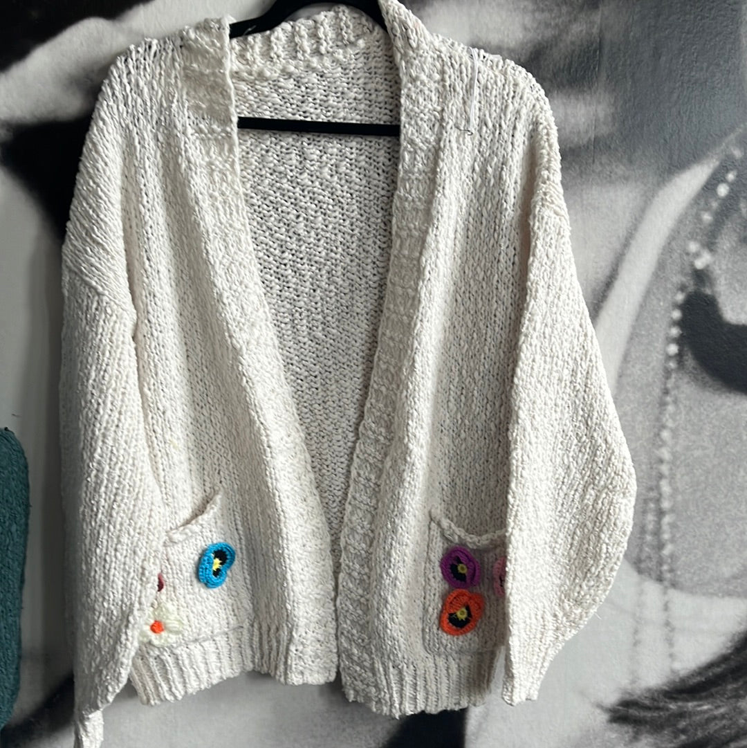 Strickjacke , kurz mit Blümchen