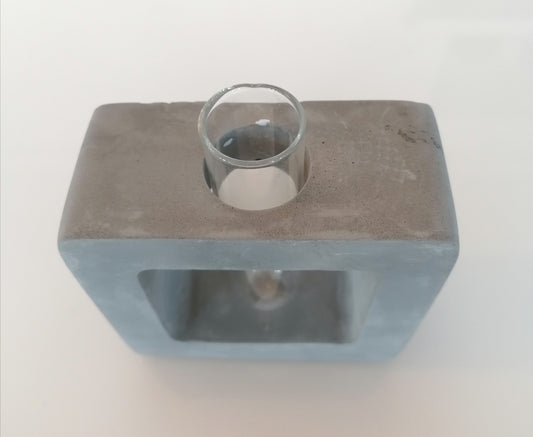 Betoncubus mit Vase für eine Blume