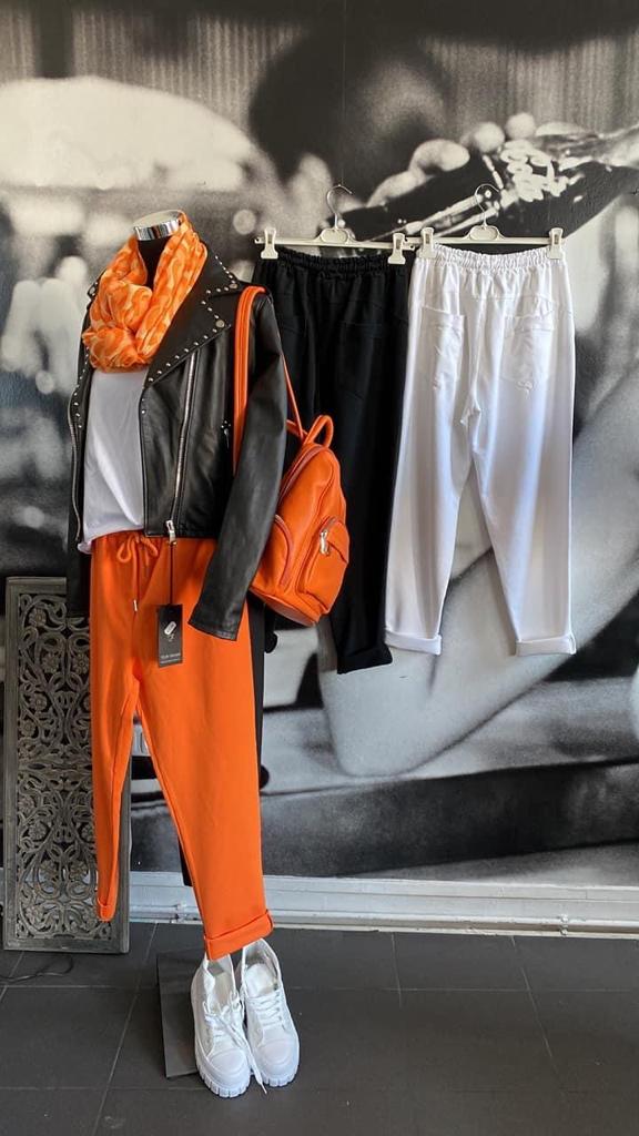 Lederjacke mit Nieten