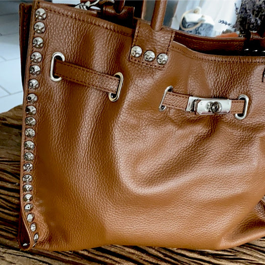 Tasche mit silbernen Nieten