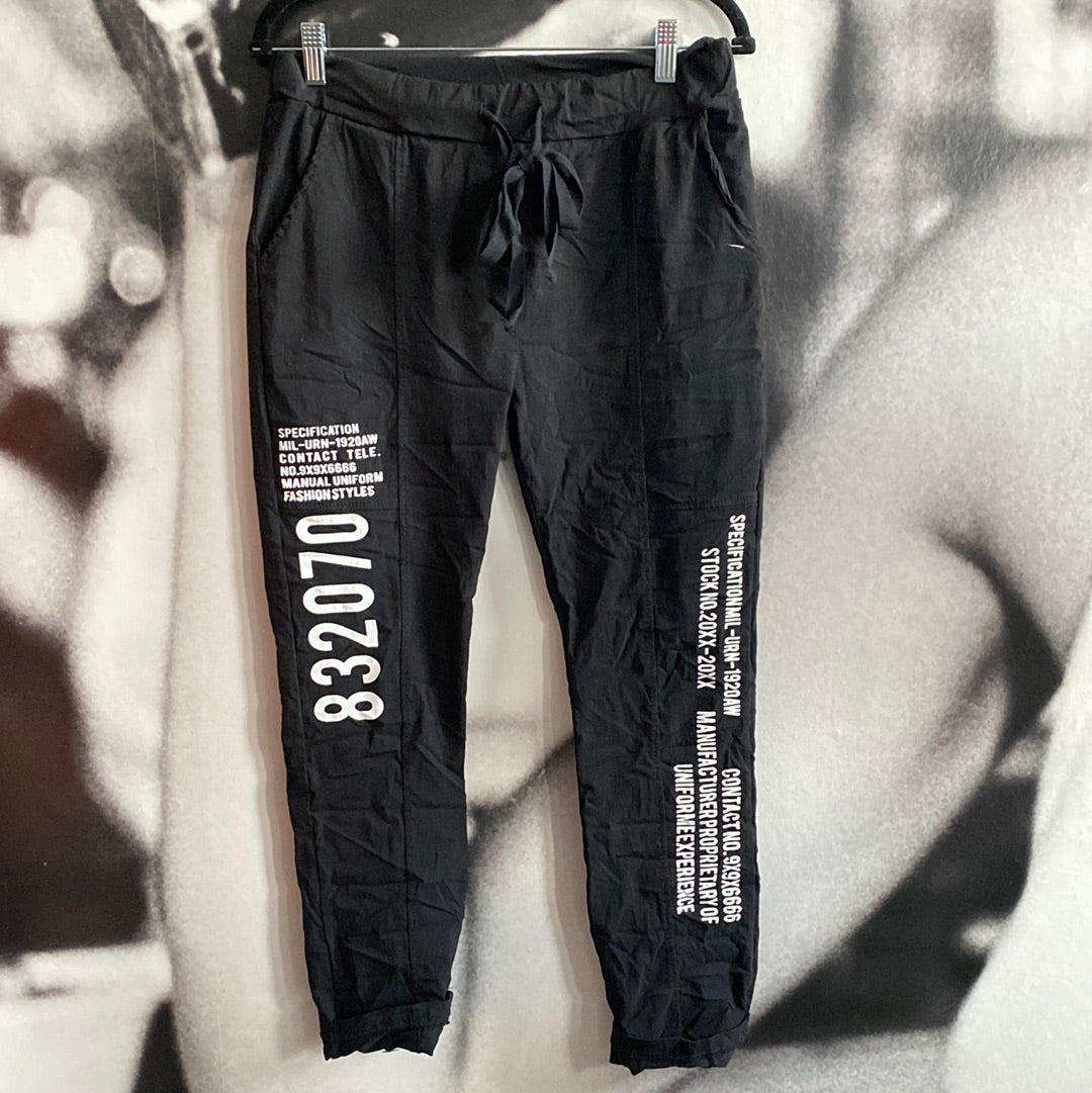 Hose mit Beschriftung