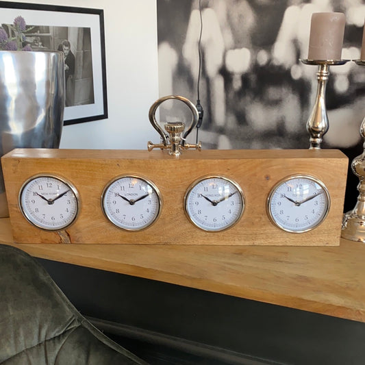 Weltuhr im Holzkasten/ gross