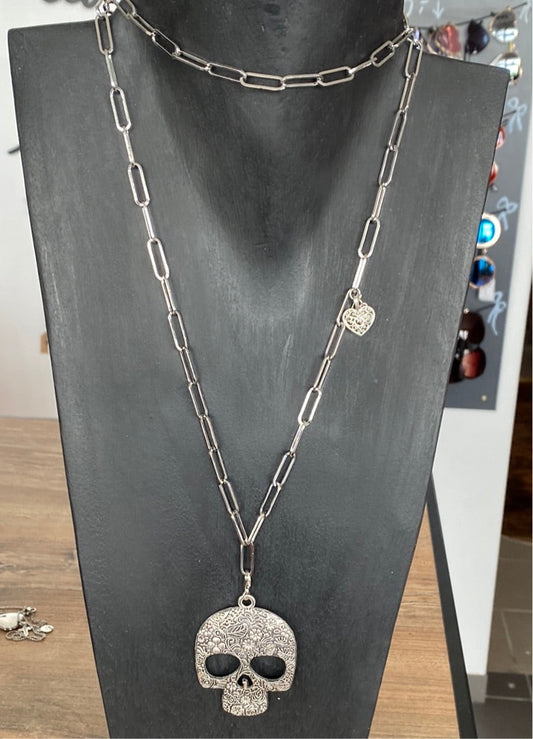 Kette , lang mit verschiedenen Anhängern