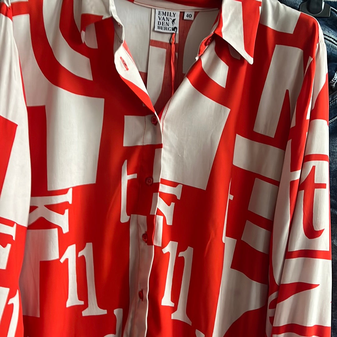 Bluse ,red Letters Hemdkragen, Emily van den Bergh