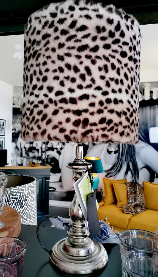 Lampe mit Leofellschirm