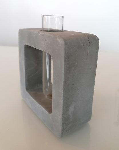 Betoncubus mit Vase für eine Blume