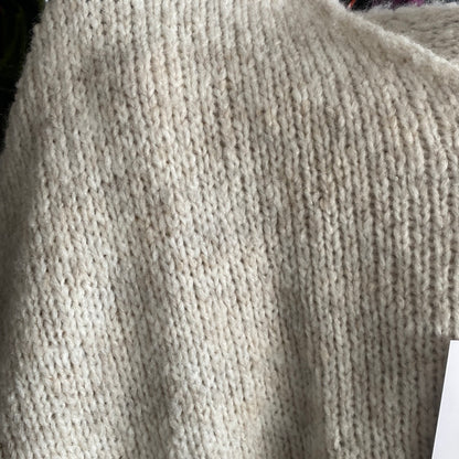 Strickpulli mit Bändchen
