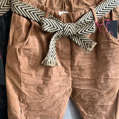Hose , Feincord mit Gürtel