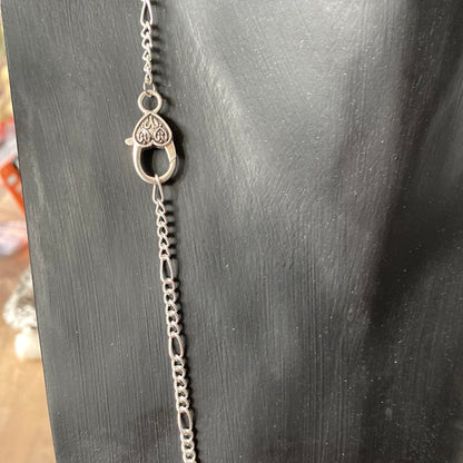 Kette , lang mit verschiedenen Anhängern