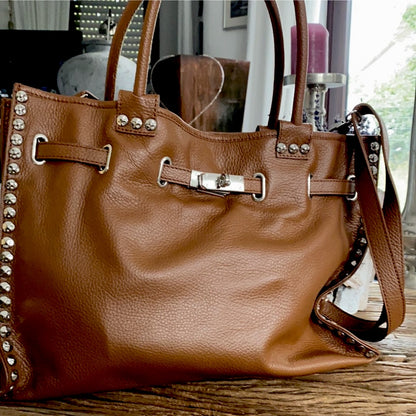 Tasche mit silbernen Nieten