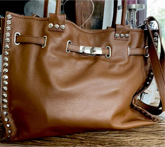 Tasche mit silbernen Nieten