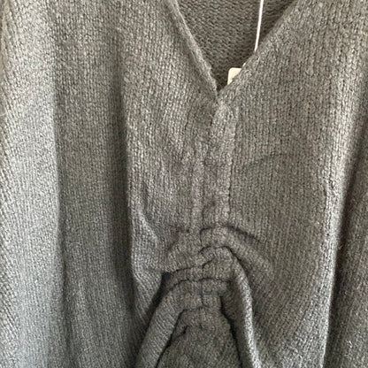 Strickpulli mit Bändchen