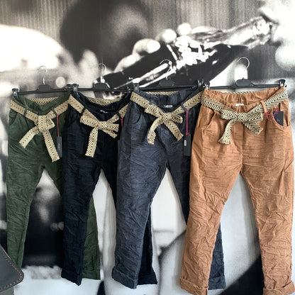 Hose , Feincord mit Gürtel