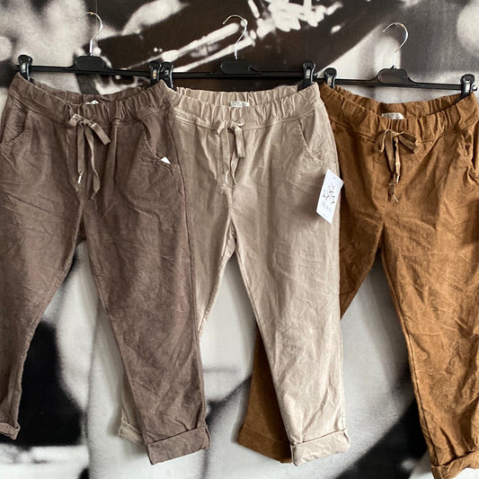 Hose , Feincord mit Taschen