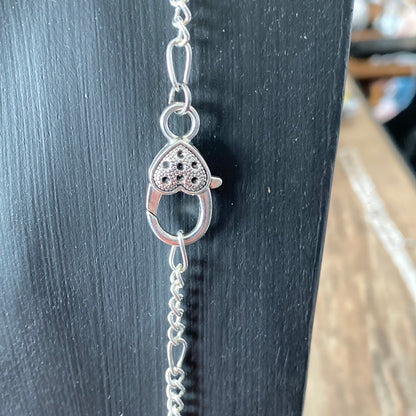 Kette , lang mit verschiedenen Anhängern