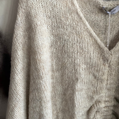 Strickpulli mit Bändchen