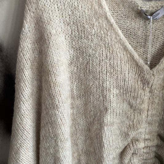 Strickpulli mit Bändchen