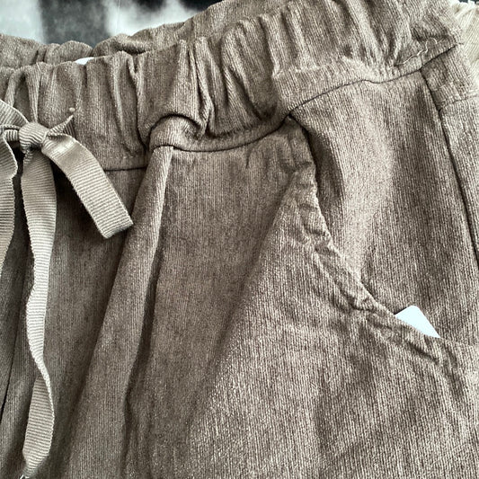 Hose , Feincord mit Taschen