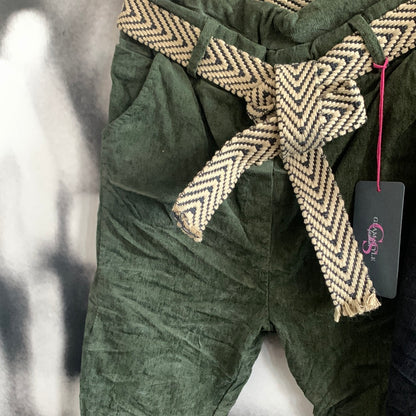 Hose , Feincord mit Gürtel