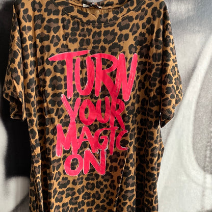 T - Shirt, Leo mit Druck , Turn your…