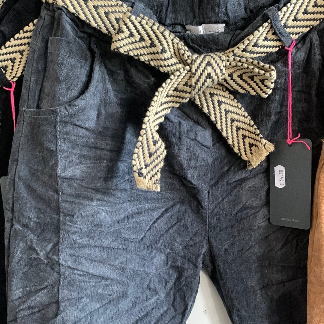 Hose , Feincord mit Gürtel