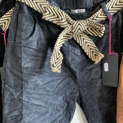 Hose , Feincord mit Gürtel