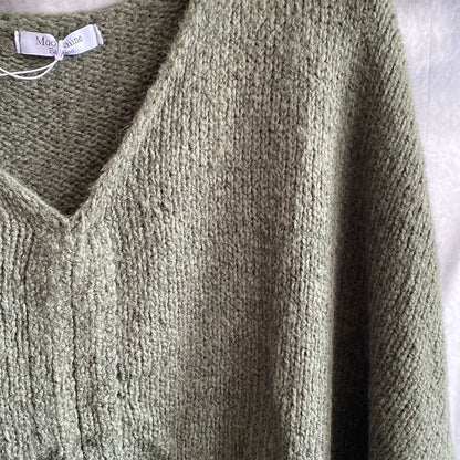 Strickpulli mit Bändchen